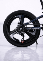 Bicicletă Copii Fulger by Caraiman MTB, Roți 20 Inch, 21 Viteze, Frâne pe Disc, 8-12 Ani, Negru cu Reflexii Albastre - imagine 3